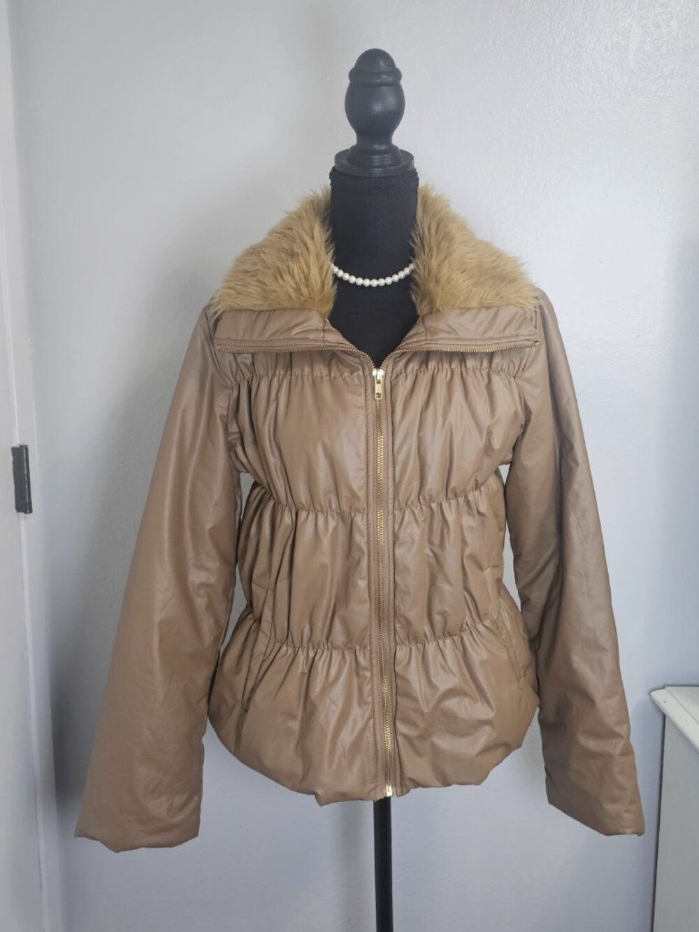 NEW Forever21 Khaki Faux Fur Collar Ruched Gathered Puffer Jacket - Size Medium - Picture 2 of 7